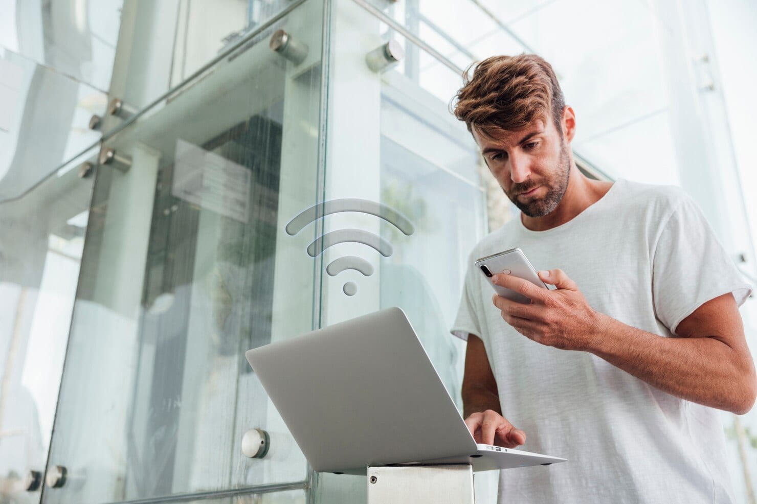 hombre conectandose a internet a traves de wifi